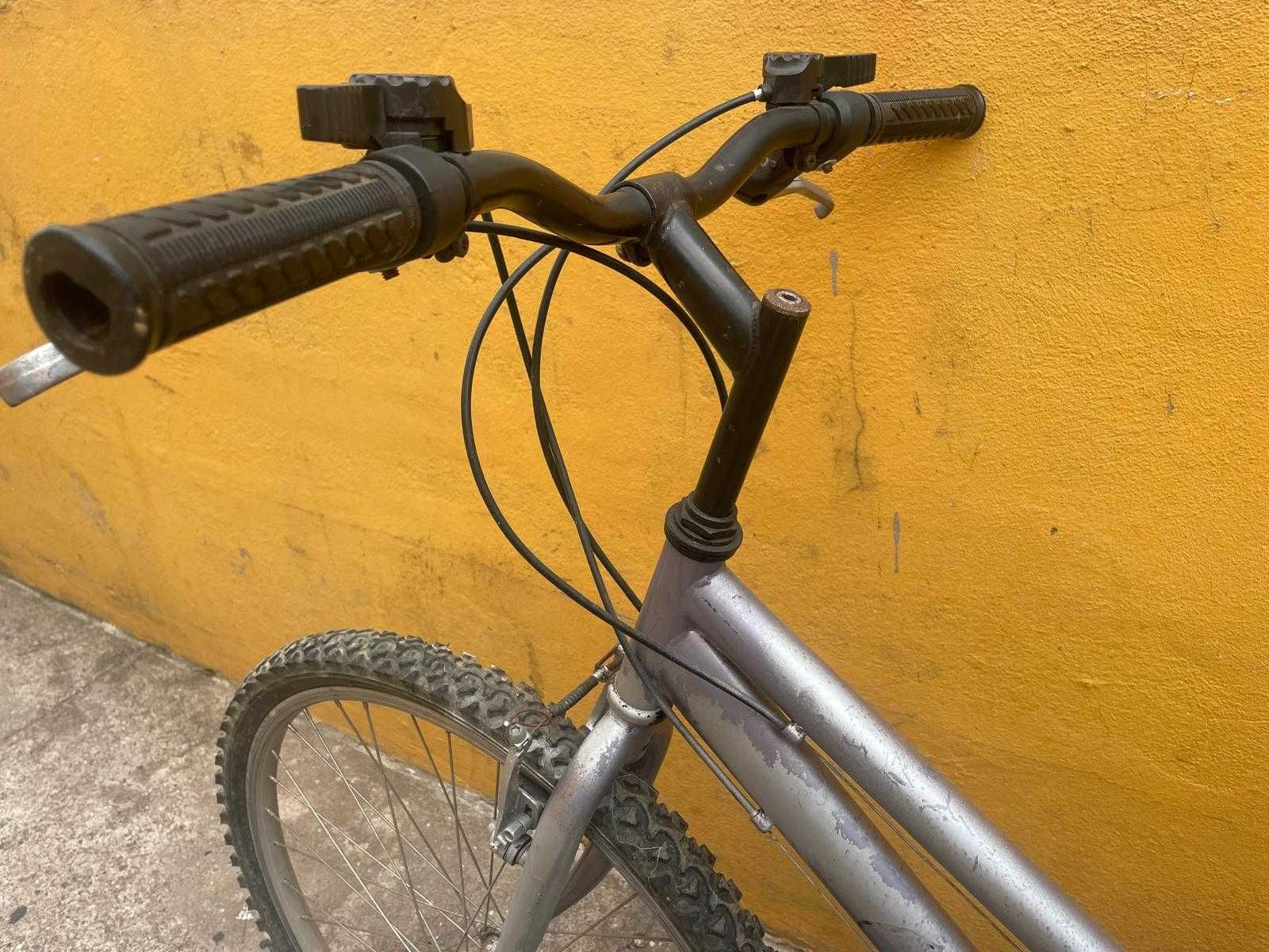 Bicicleta de montanha cinza usada