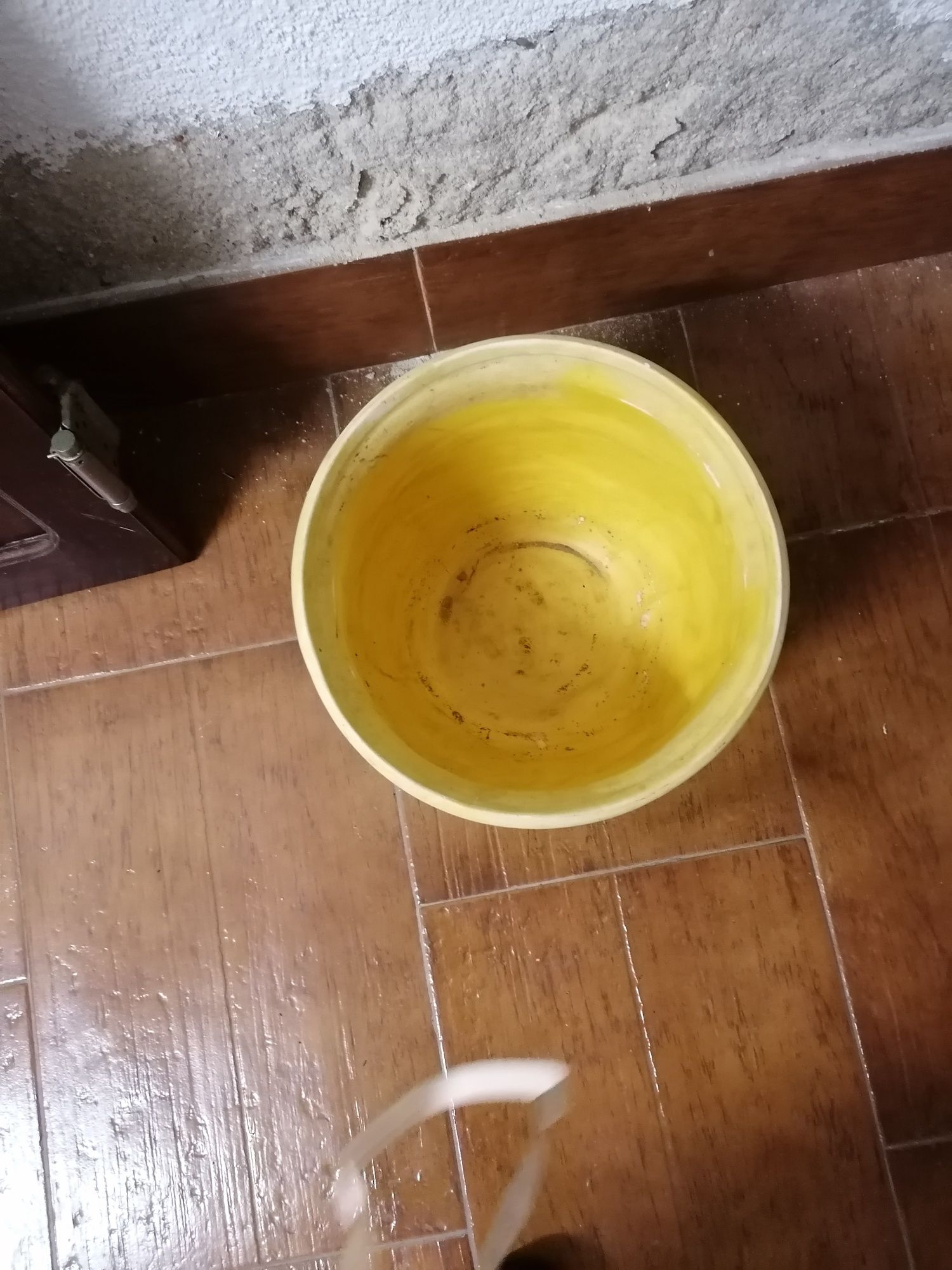 Vaso em amarelo usado