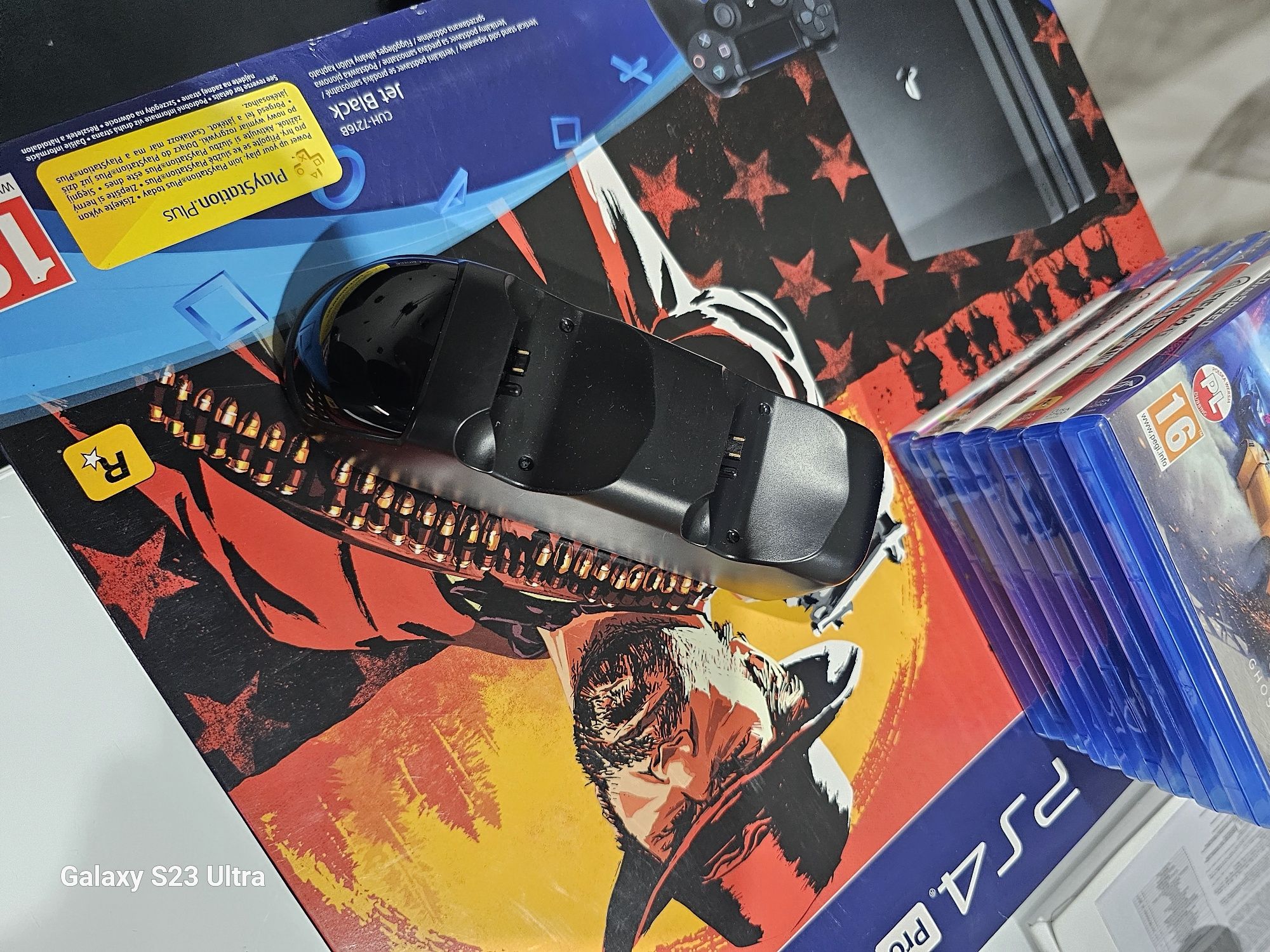 PS4 pro. Dwa pady, stacja dokująca plus gry.