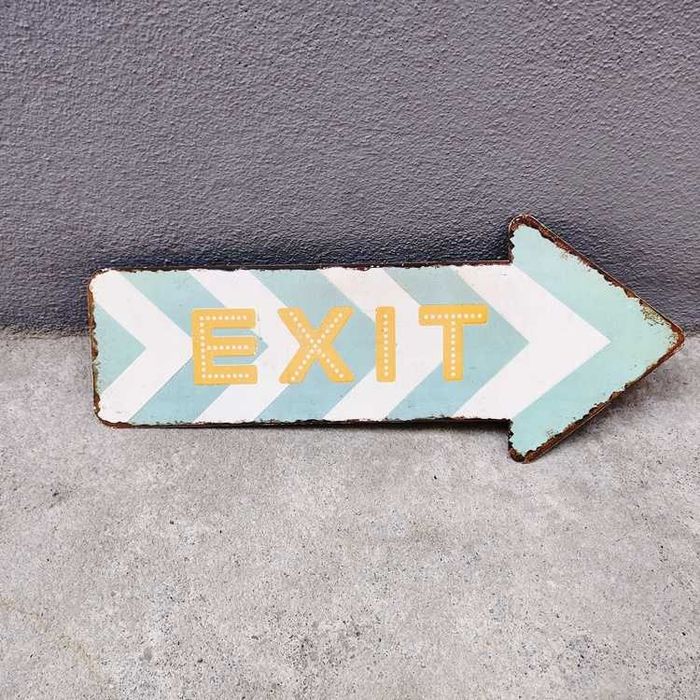 Placa em chapa com inscrição EXIT 40x17 proveniente do Catar