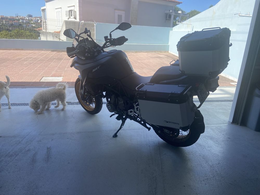 Oportunidade!! Vendo QJ SRT 700 x preta com 1 ano!
