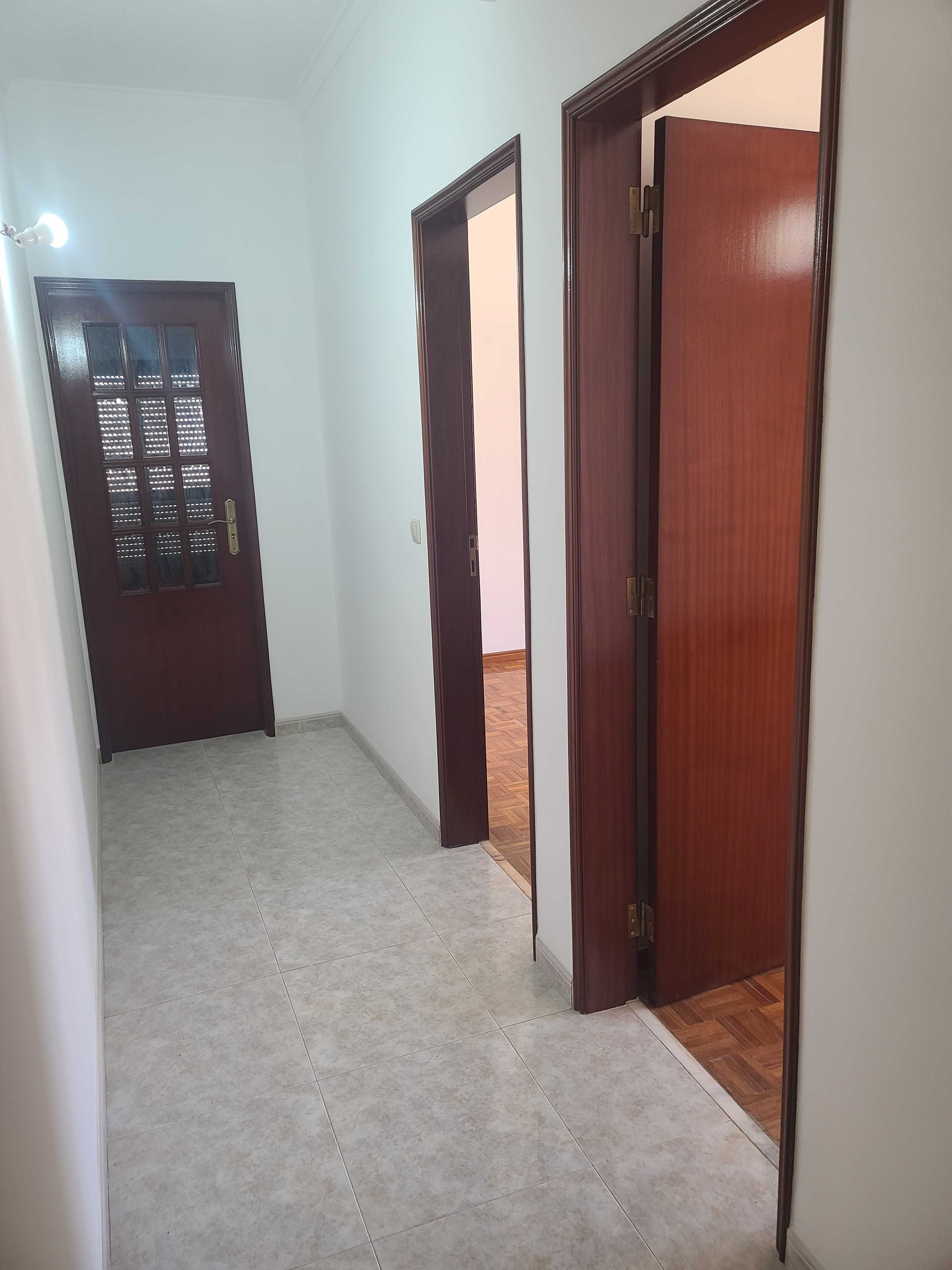 Arrenda-se / Aluga-se  apartamento T2 situado no Laranjeiro - Almada