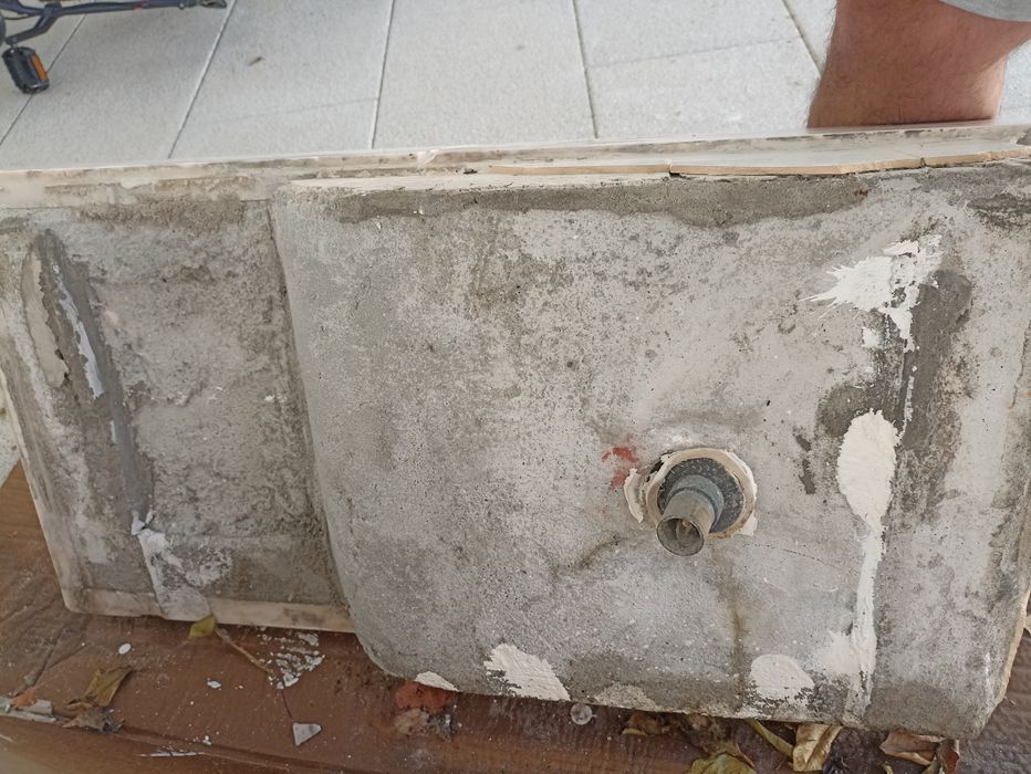 Lavatório rústico em pedra mármore com escorredor esculpido