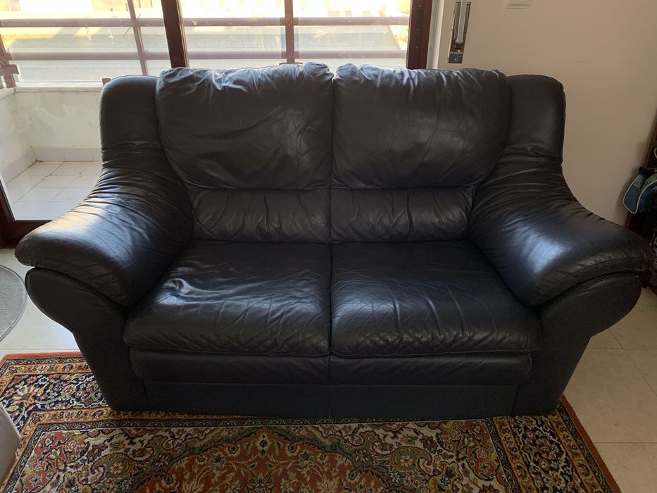 2 sofás em pele azul de dois lugares