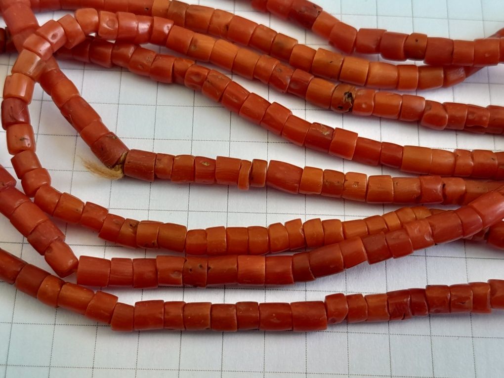 Бусы коралловые.