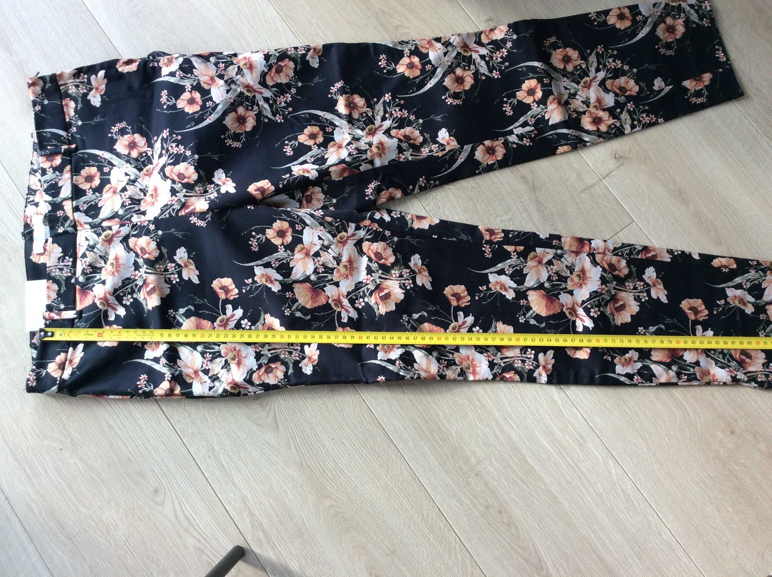 H&M Czarne spodnie w kwiaty 3/4 rozmiar 44 XXL