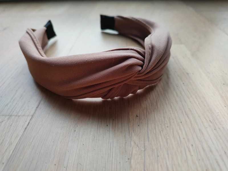 Piękna beżowa opaska do włosów z ozdobnym supłem