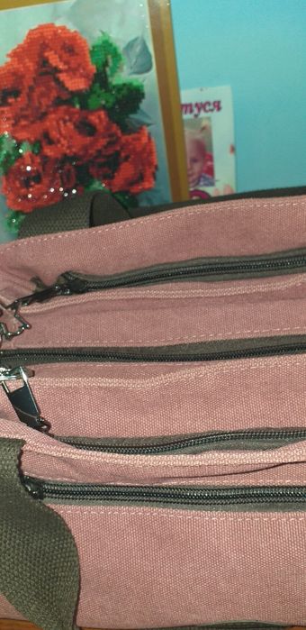 Женская сумка очень удобная,5 отделов сверху все с замками , замочки р