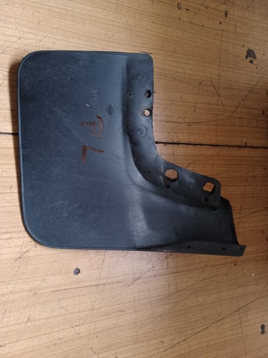 Nissan Patrol Y60 chlapacz  przedni lewy