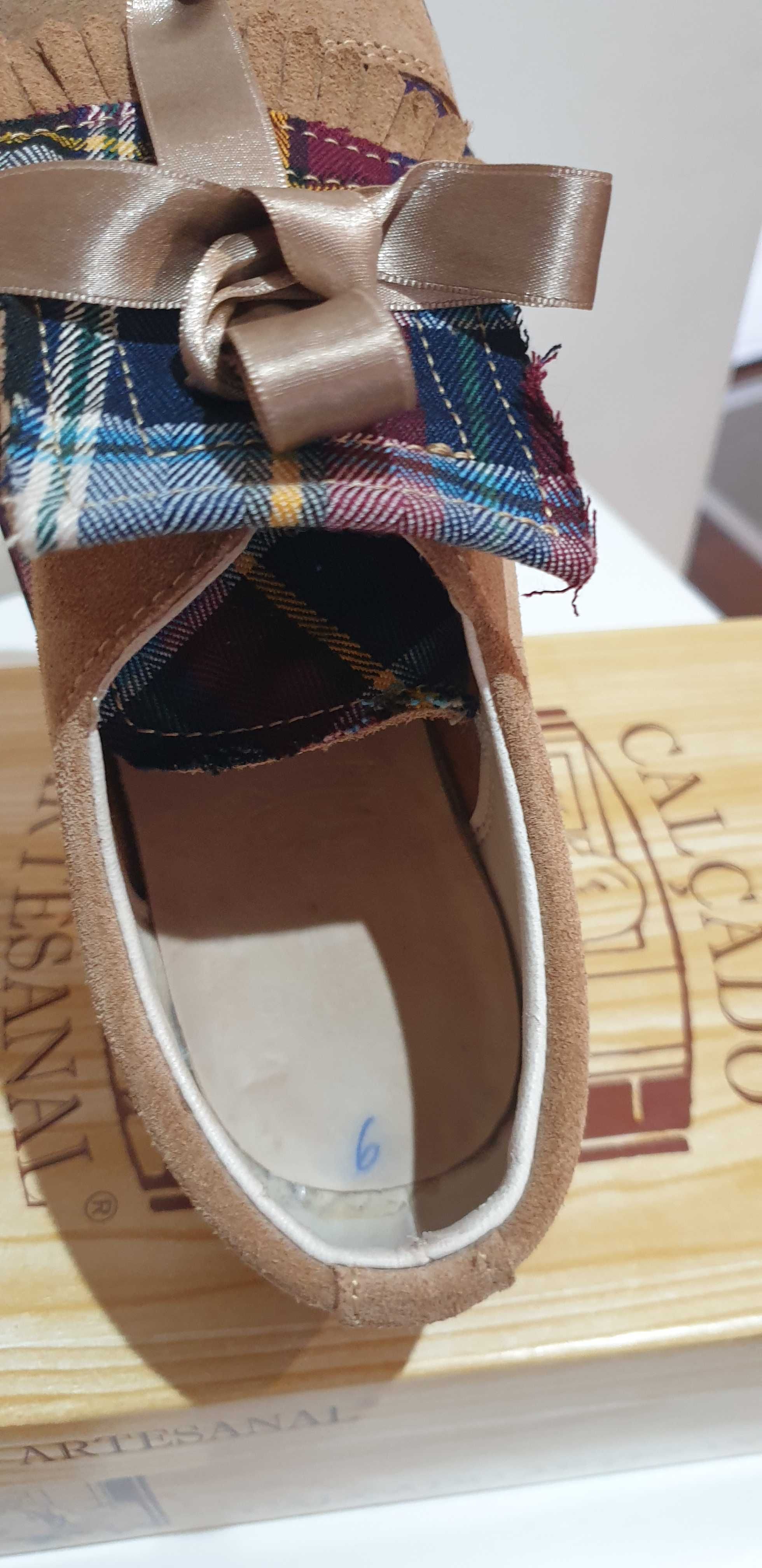 Sapato de camurça com tecido