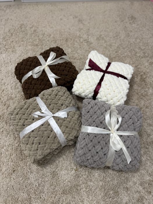 Пледи в наявності , а також під замовлення