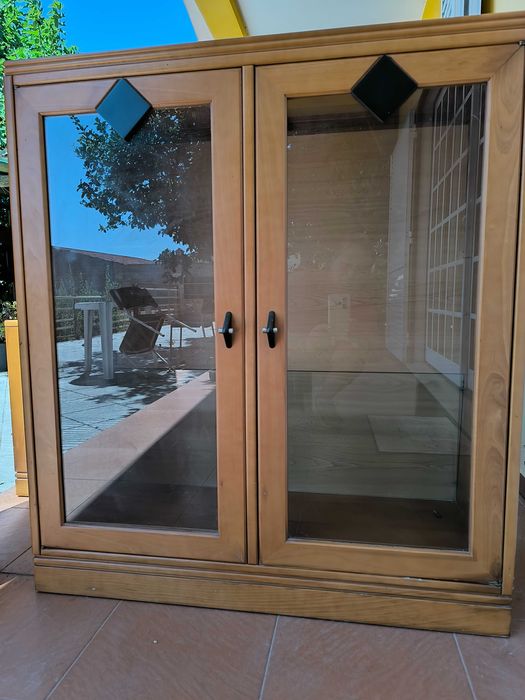 Cristaleira madeira solida  2 prateleiras vidro