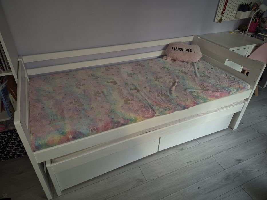 Białe łóżko 2-osobowe