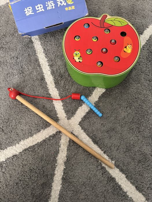 Рибалка дерев’яна магнітна яблоко з червʼяками розвиваюча іграшка