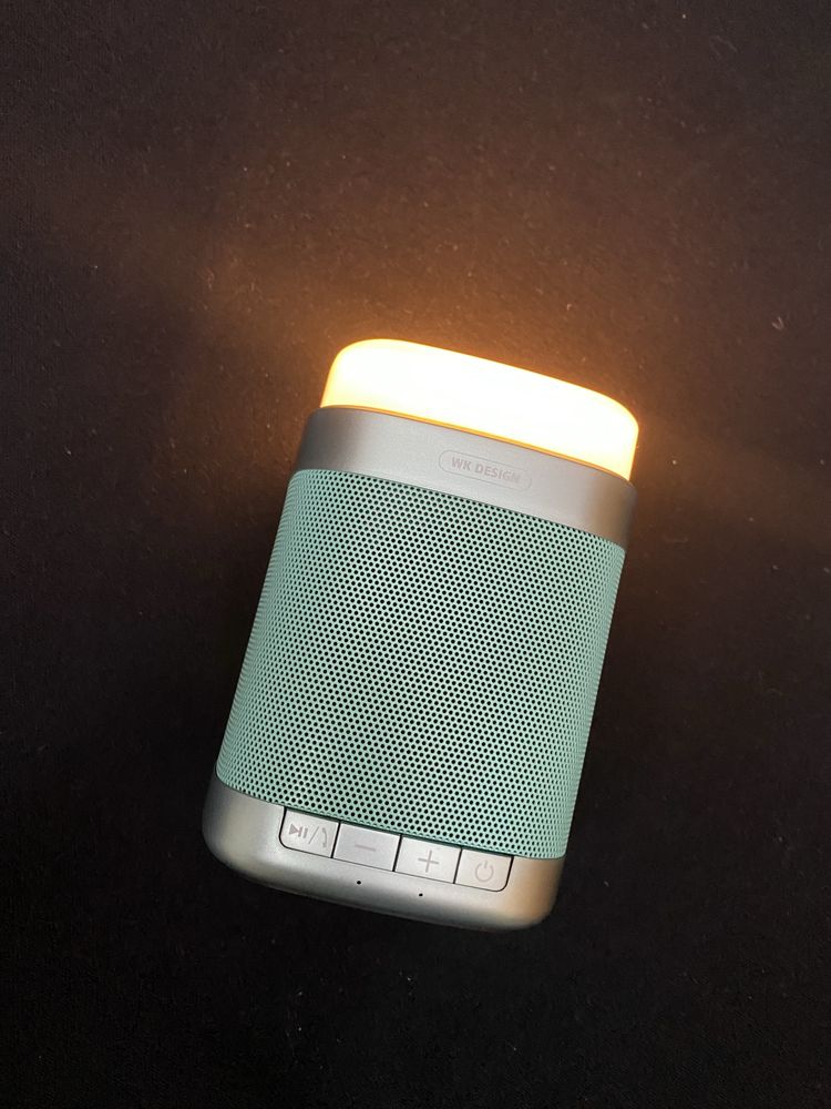 Coluna de som com luz