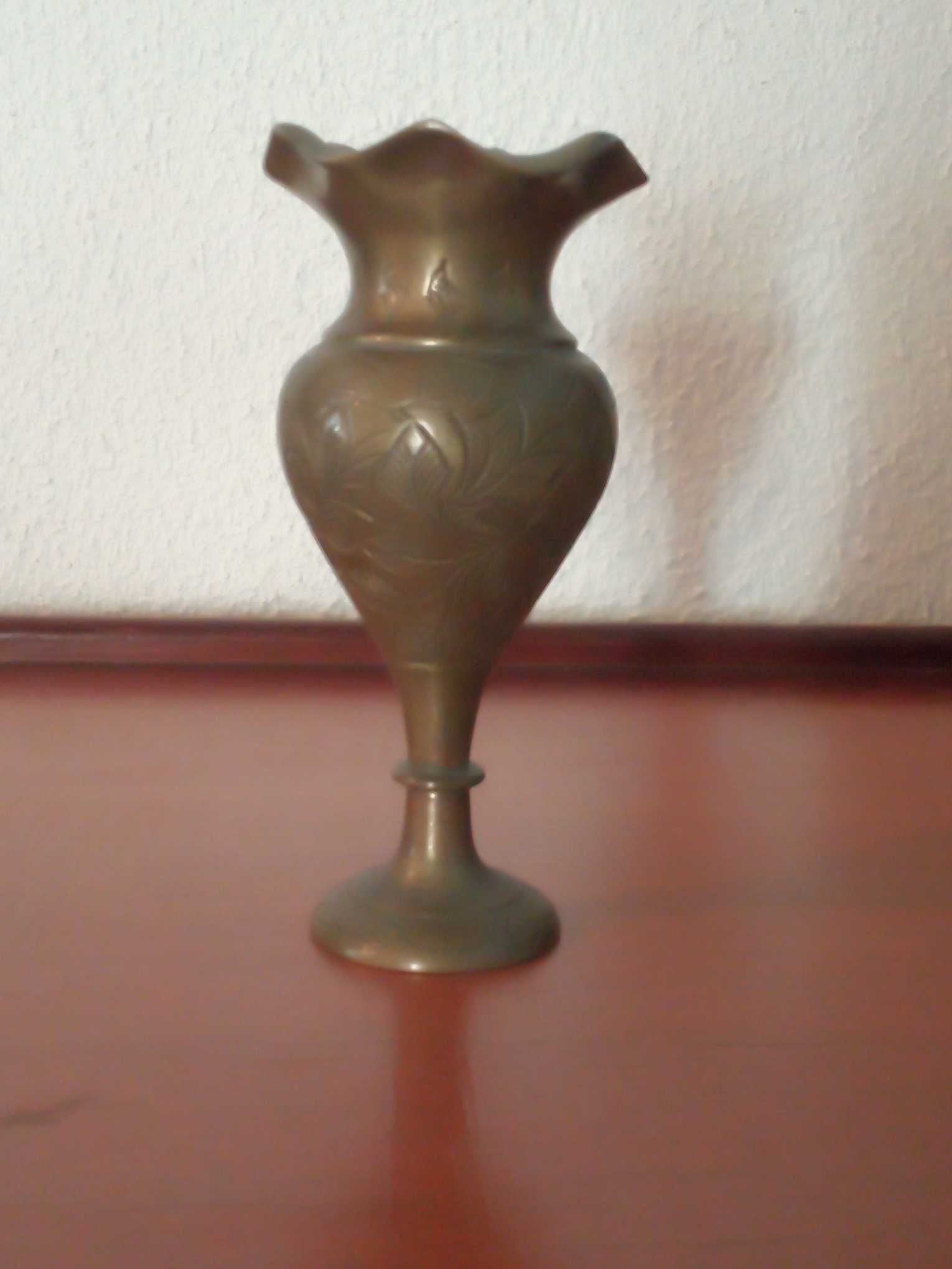 Mini jarra em latão, gravada com motivos florais, usada