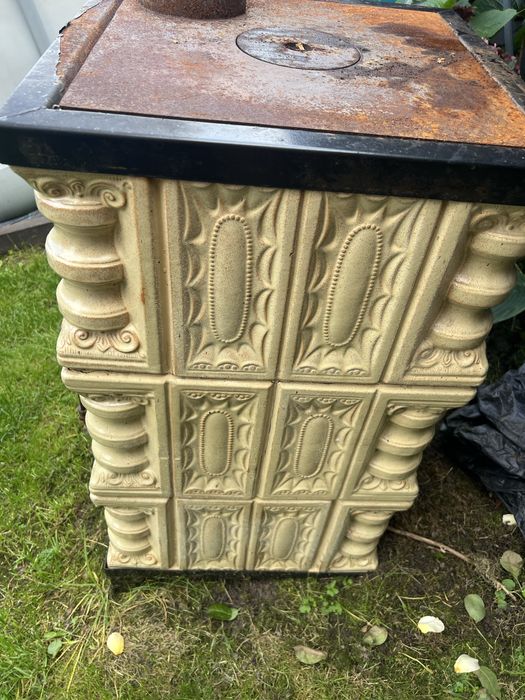 Piec kaflowy kolor kremowy(do remontu)