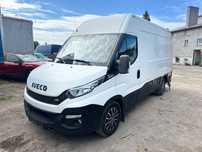 Iveco DAILY  Samochód opalony z tyłu.