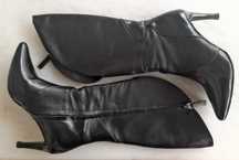 Botas em pele de cano e salto alto