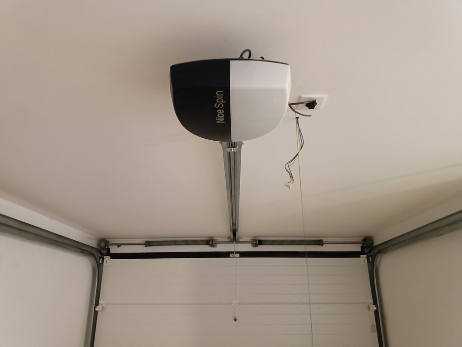 Portão garagem seccionado com motor