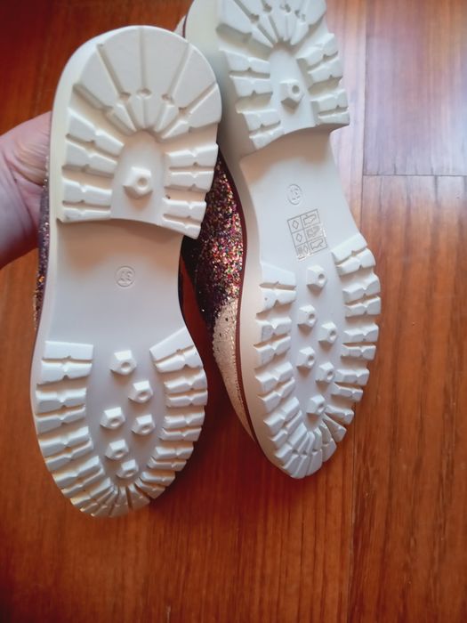 Sapatos estilo Oxford com brilhantes coloridos