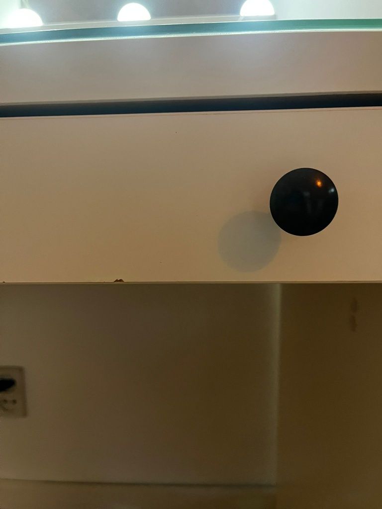Toaletka biurko oswietlenie do makijażu