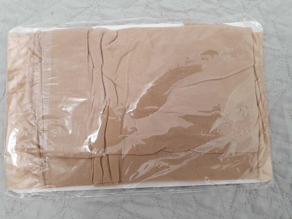 Rajstopy bezowe z metalicznym połyskiem