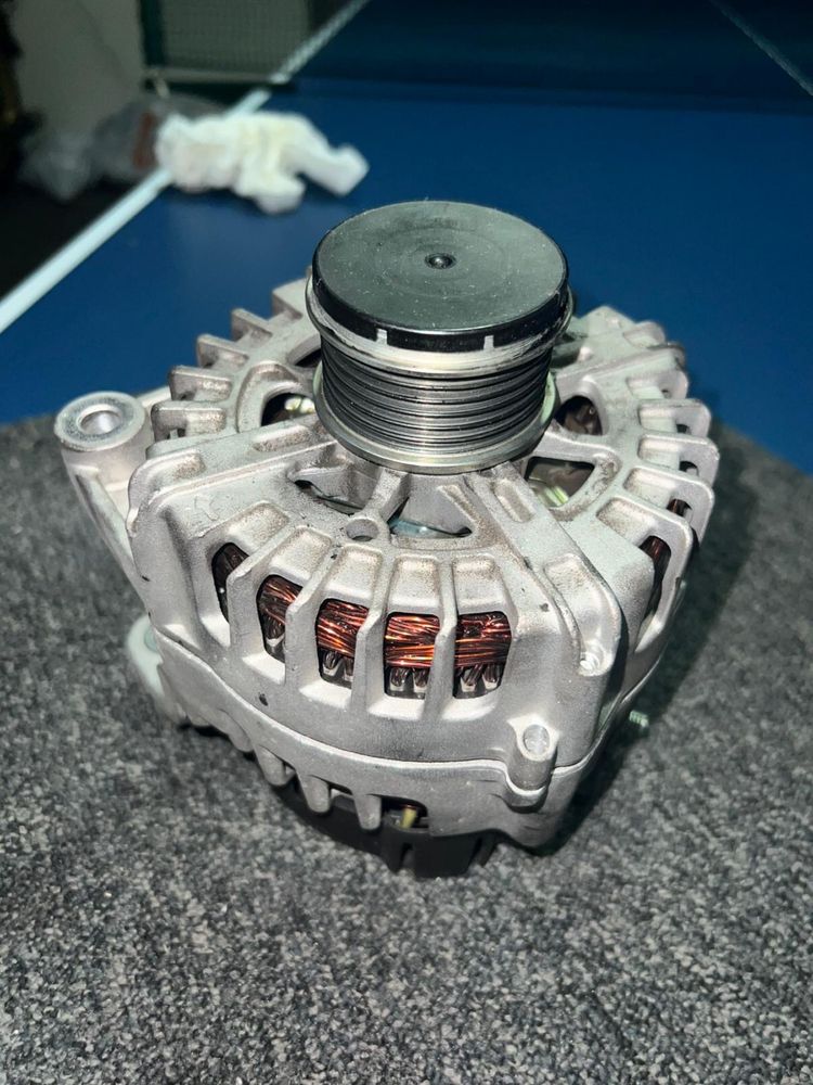 Alternador (Semi Novo) BMW 14V/220 AMP