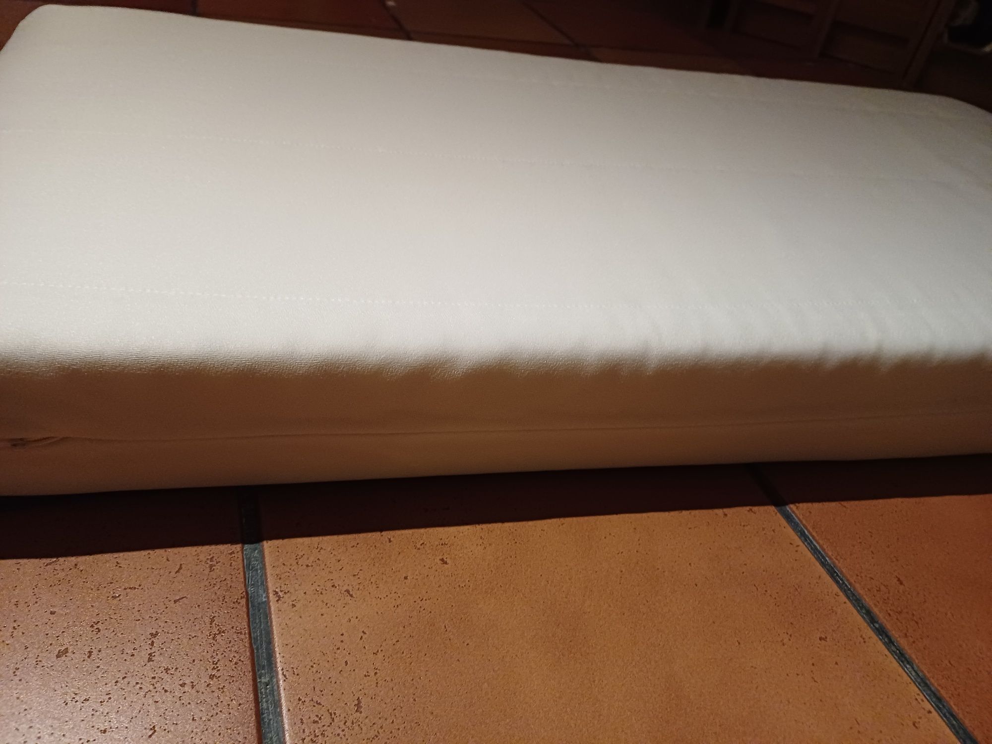 Berço do Ikea, modelo Sundvik em branco com colchão de 10 cm