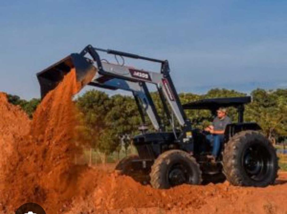 Faço servicos de trator com  reboque e pa carregadora