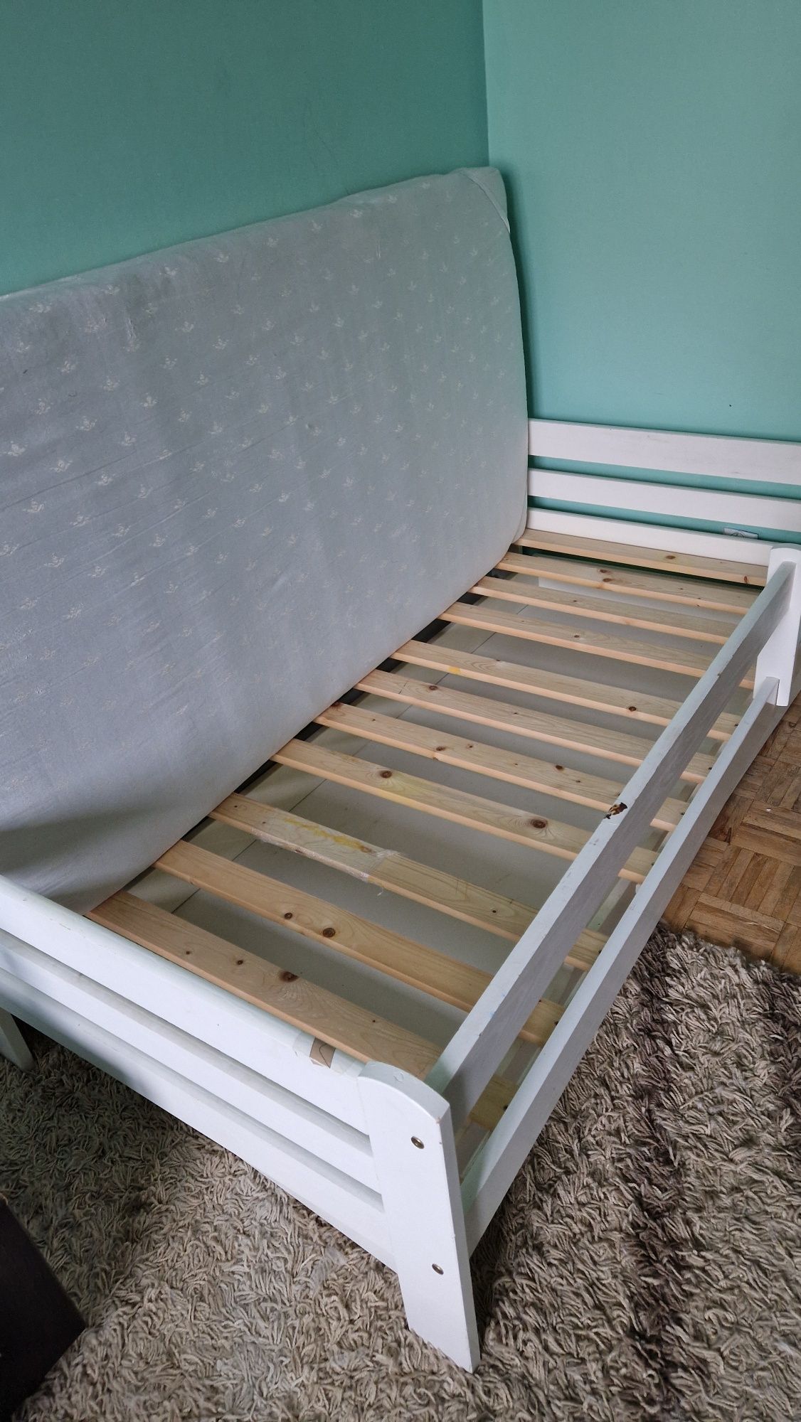 Łóżko dziecięce, drewniane, białe, z barierką, szufladą i materacem
