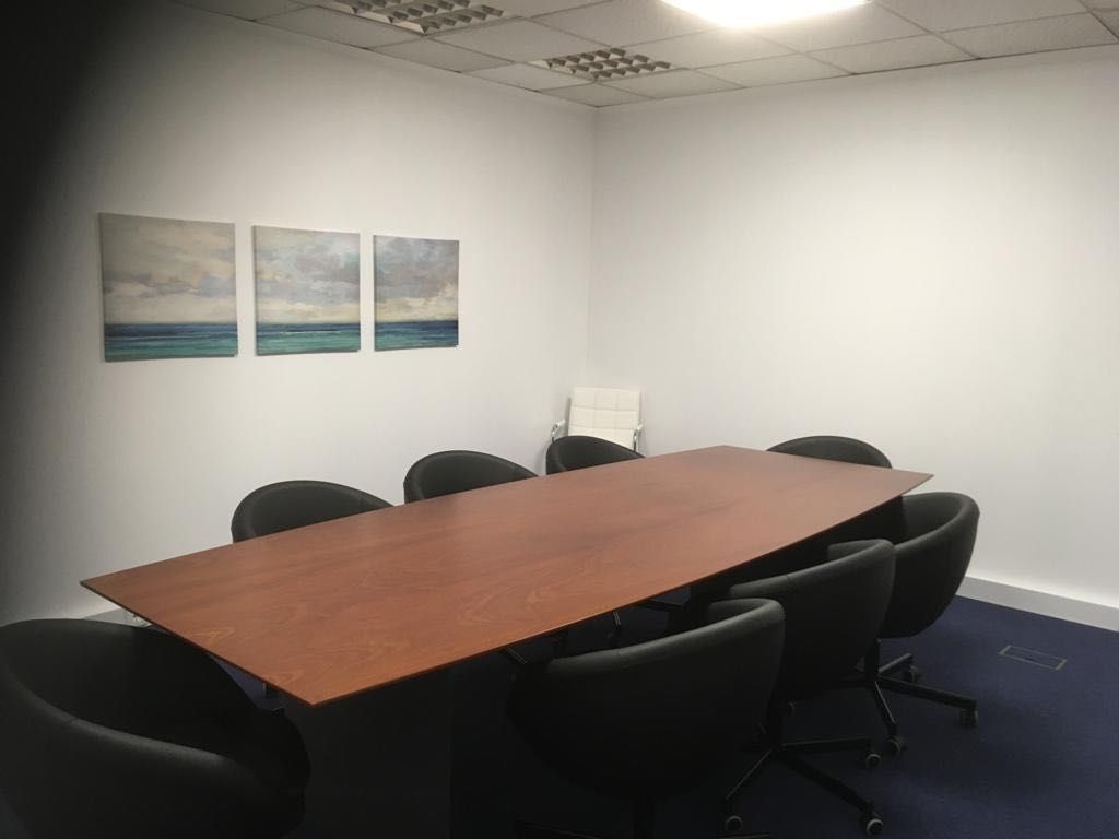 Magnífica mesa de sala de reuniões de 3 metros por 1,20.