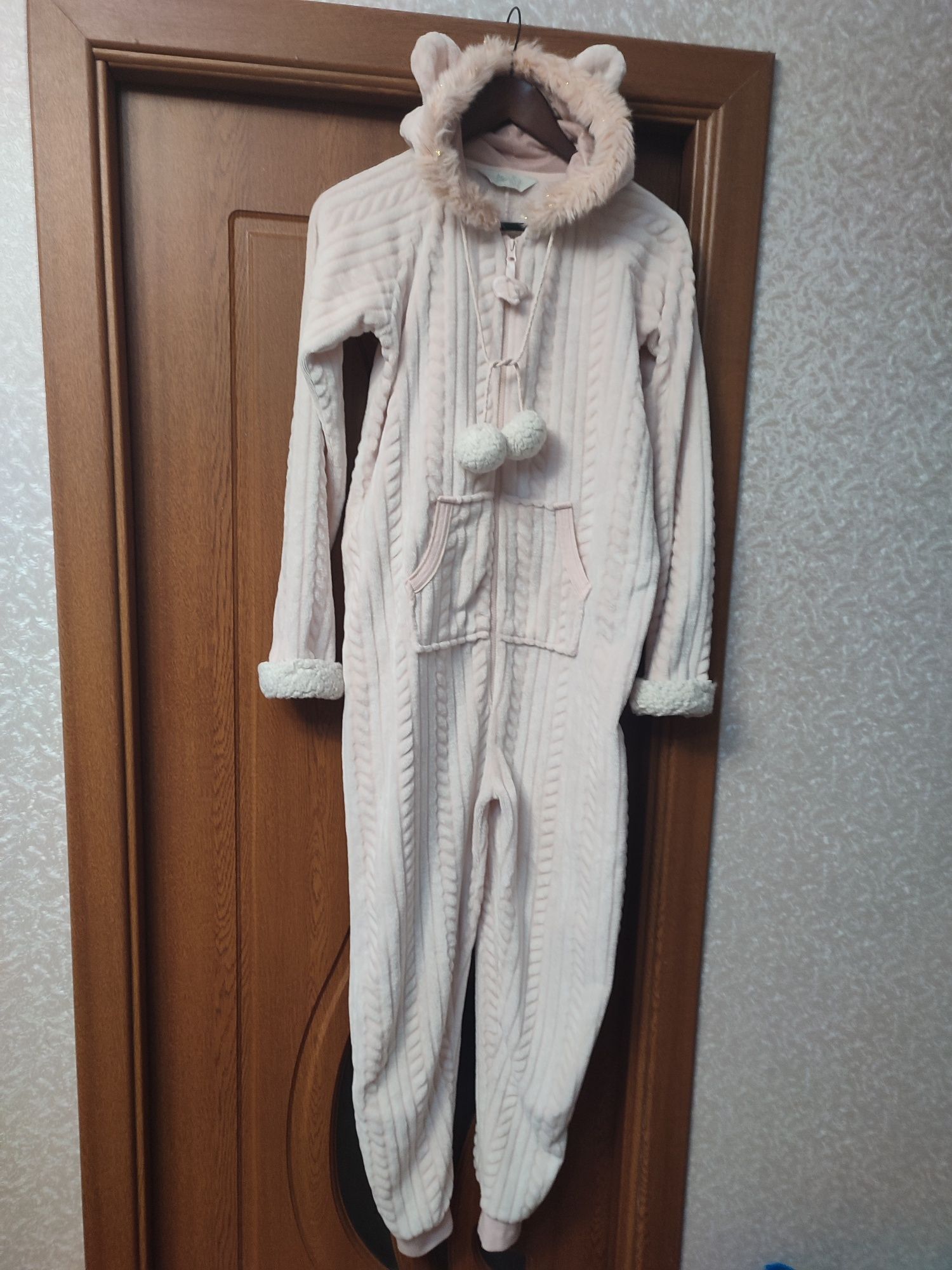 Продаю    2 женских халата и ночной теплый комбинезон.