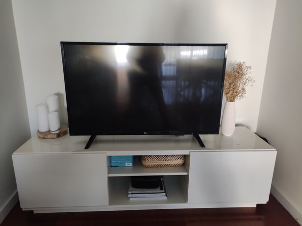 Móvel de televisão IKEA Byas