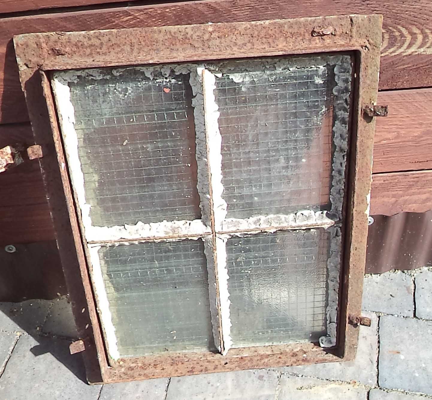 Stare okno metalowe z ramą