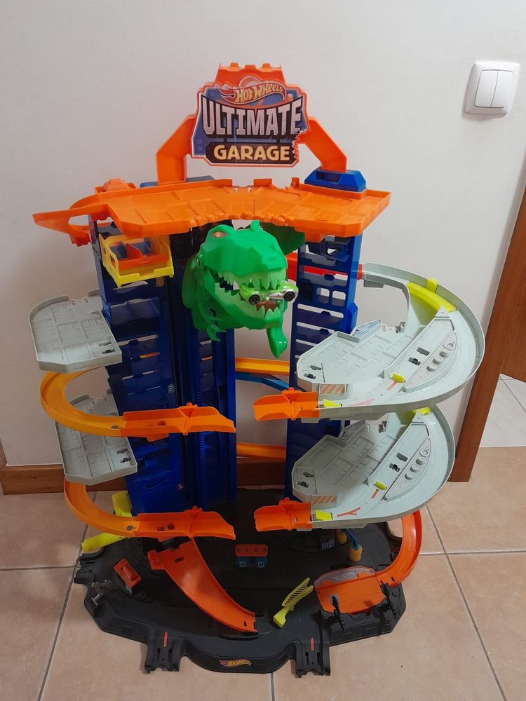 Pista hotwheels ultimate garage com dinossauro