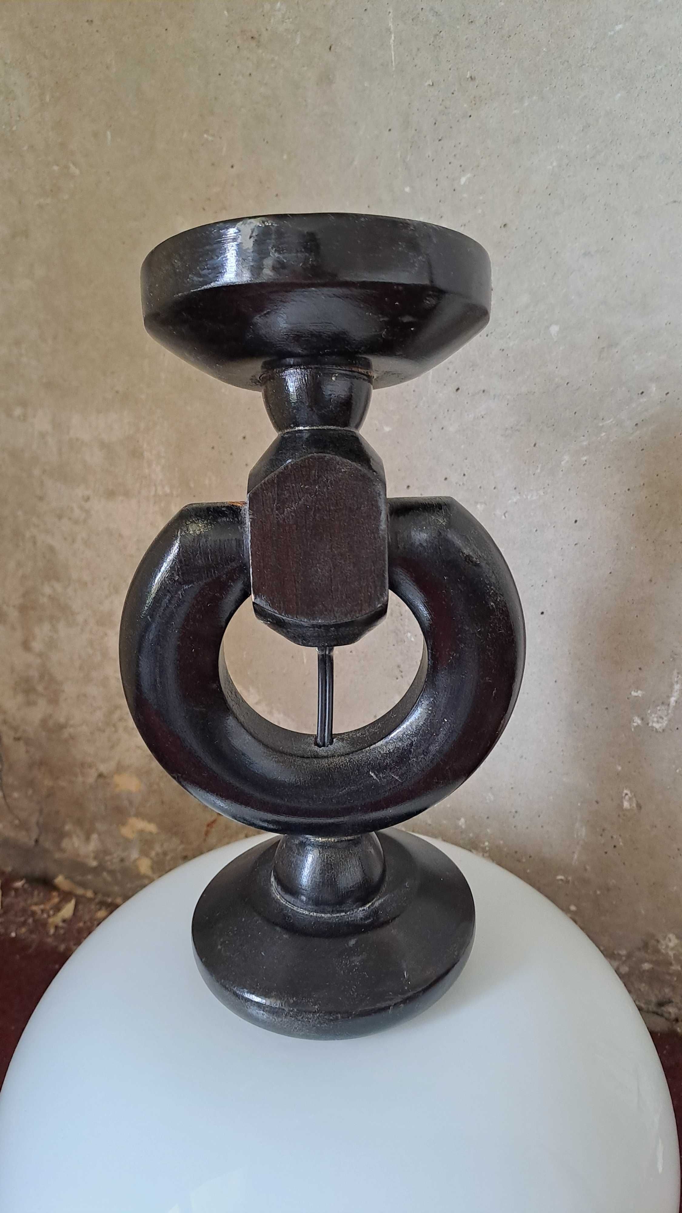 Lampa sufitowa z drewnianym zawieszeniem