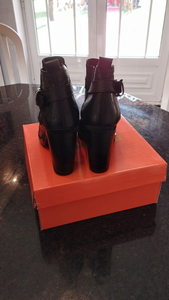 Botins tam. 36, pretos com fivela dos lados
