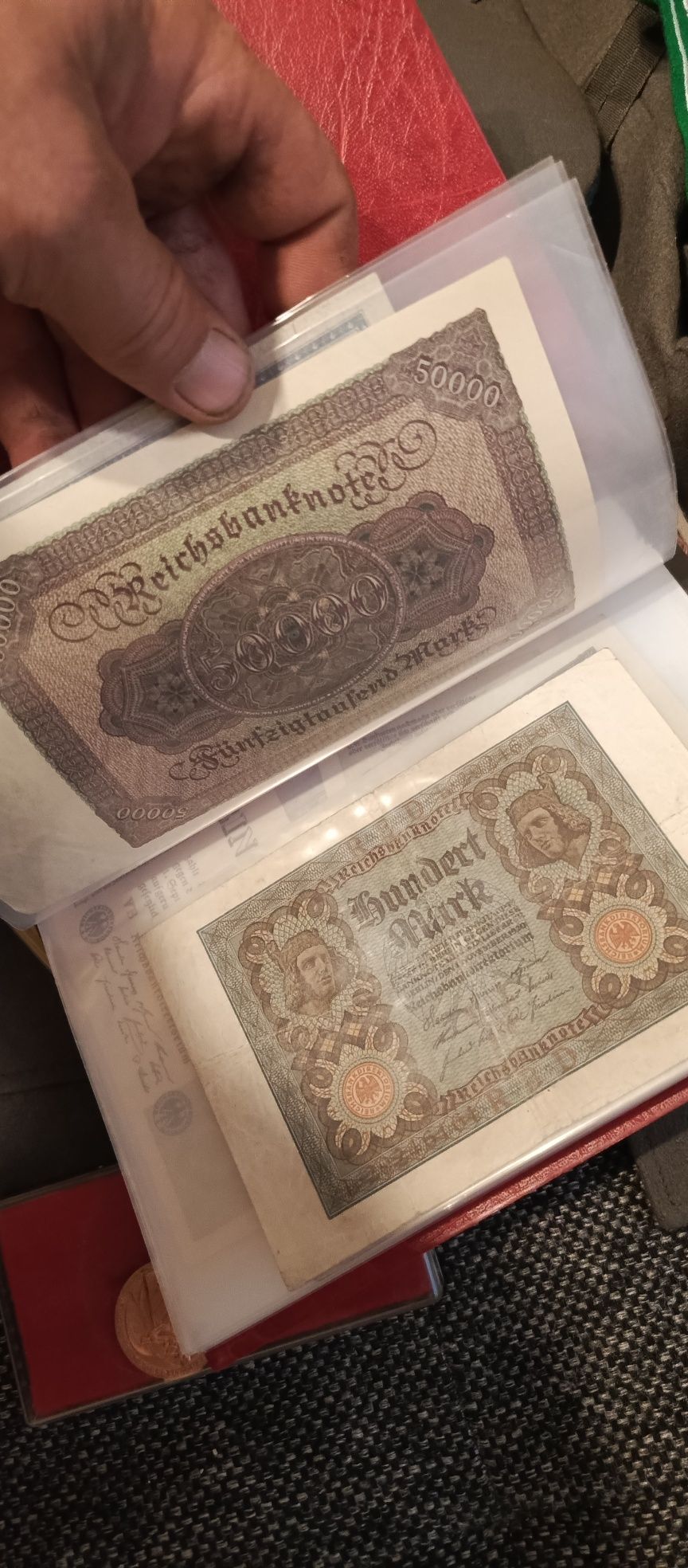 Mundur czapka pagony ordery banknoty