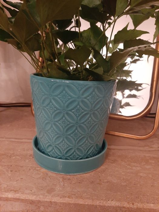 Piękna, ceramiczna osłonka do roślin z podstawką.