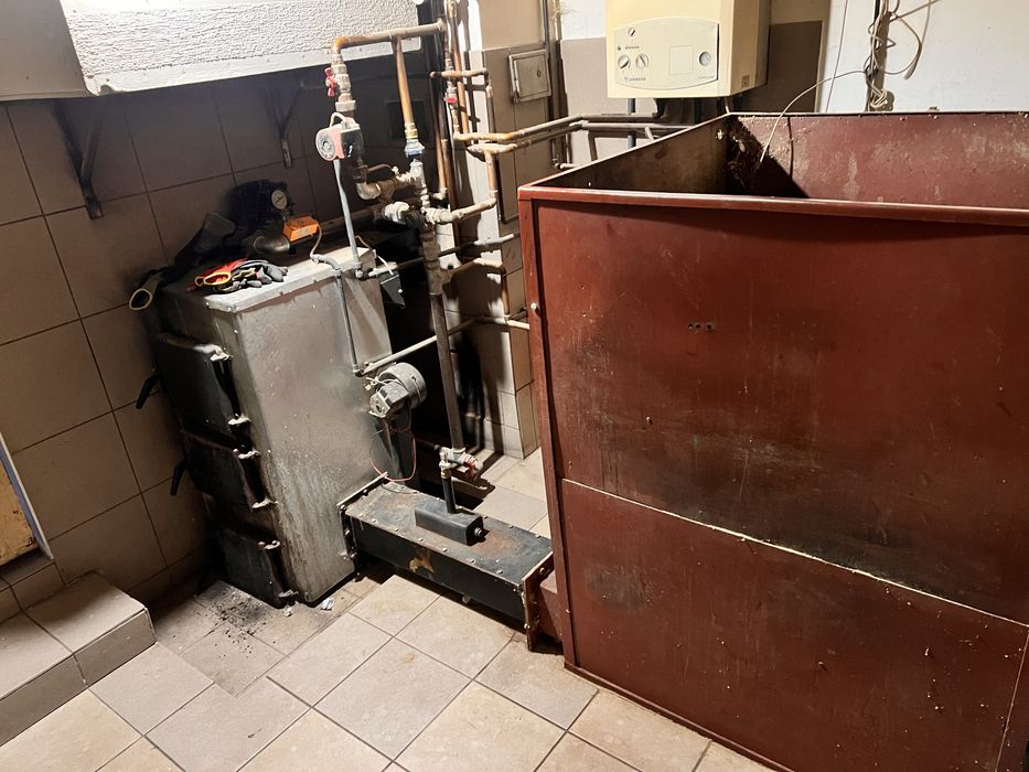 Piec na trociny z podajnikiem