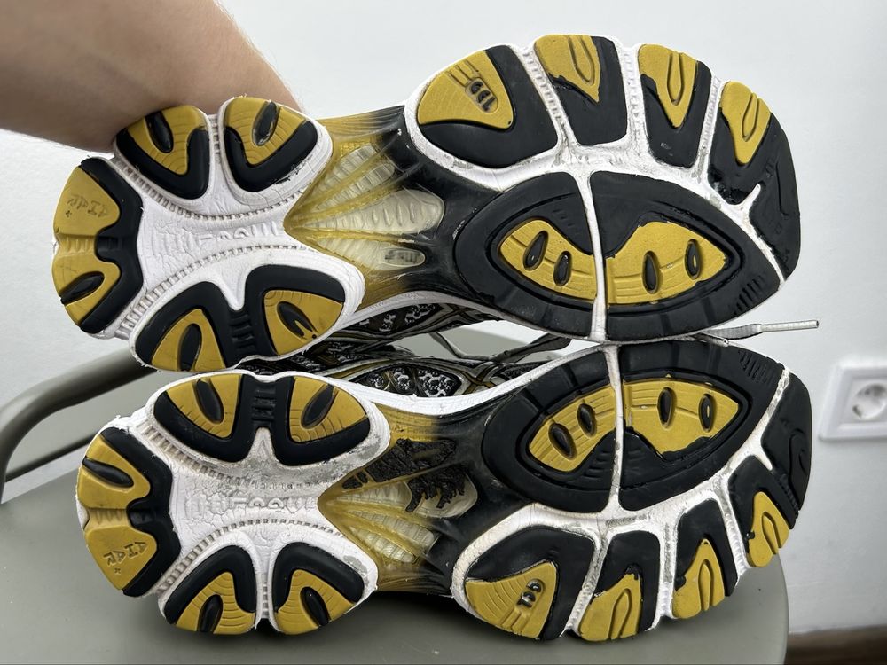 Оригінал! Кросівки Asics Gel Nimbus 42.5 розмір 03362
