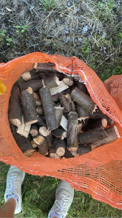 Drewno na opał, suche, gruba zrębka, brykiet