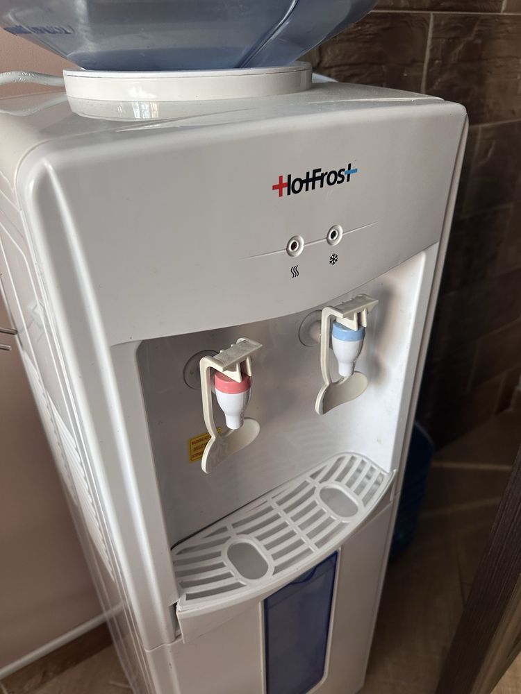 Кулер для води HOTFROST + два бутлі пусті.
