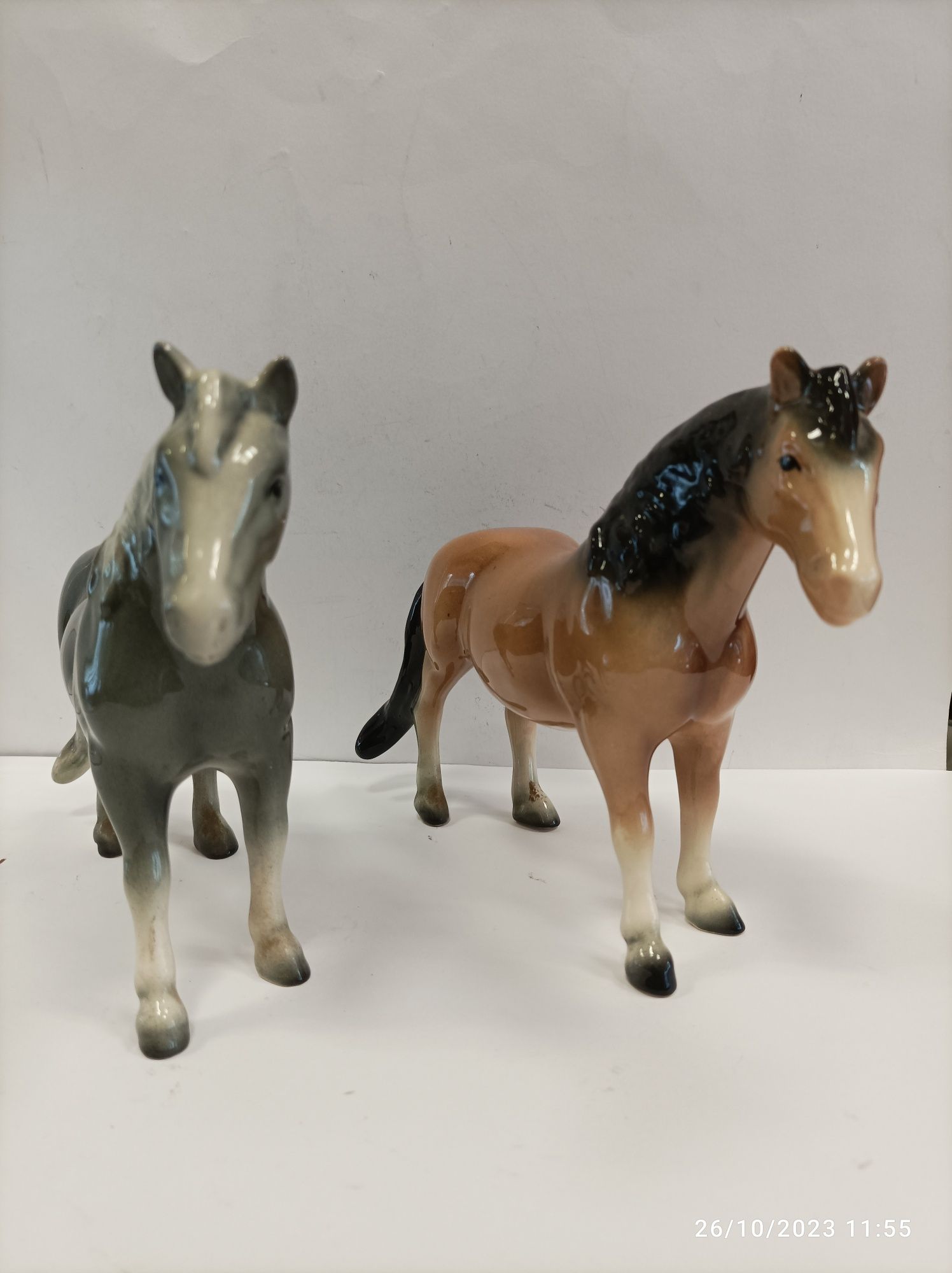 Par de cavalos em porcelana