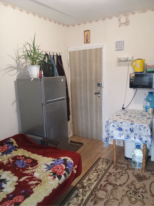 Гарна кімната у секції гуртожитку на 2 сімʼї. Хороший стан, є санвузол