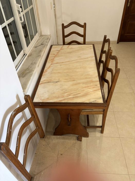 Mesa com quatro cadeiras