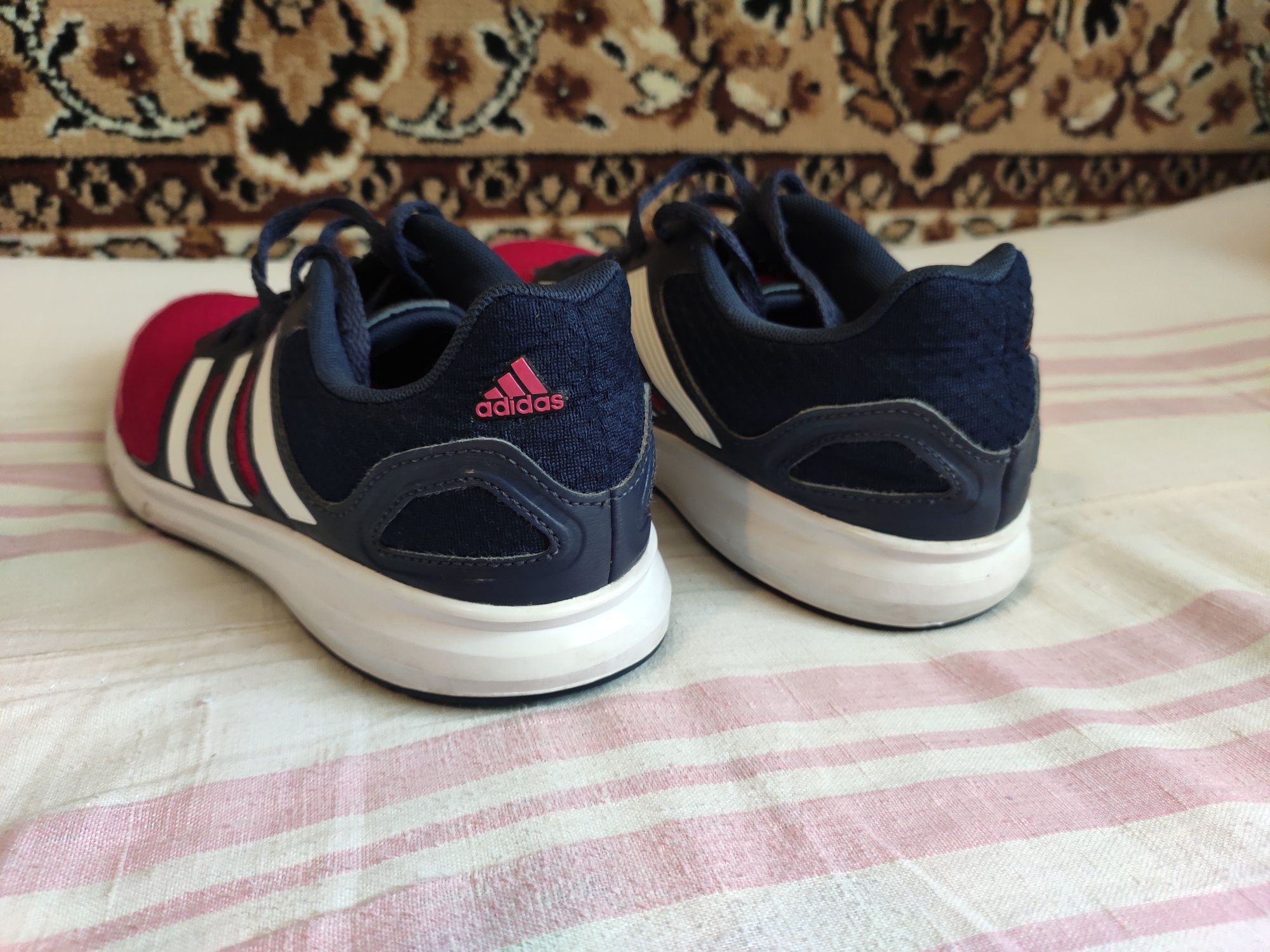 Кросівки Adidas.