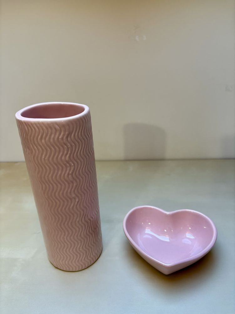 Conjunto de peças em cerâmica rosa Jarra mais suporte como novo