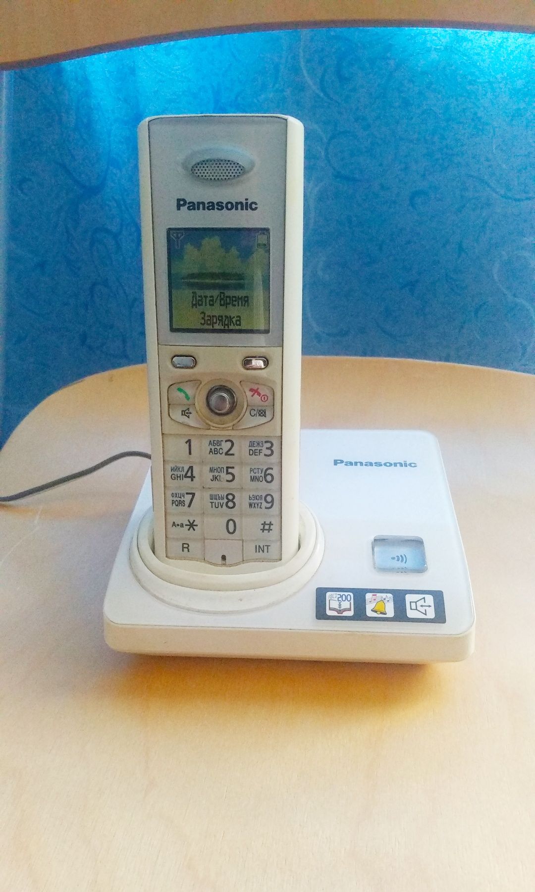 Продам цифровий безпровідний телефон "PANASONIC KX-TG8207 UA".